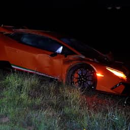 Video | Beschadigde Lamborghini wordt dijk opgetakeld na ongeval