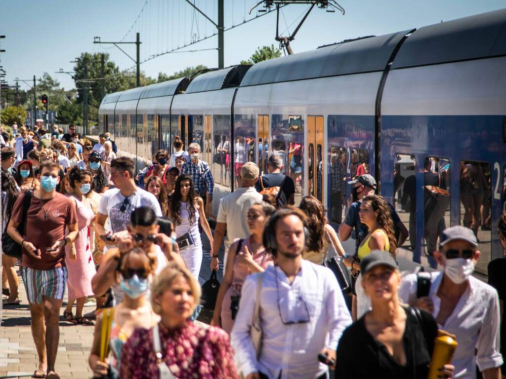 Drukte op wegen en in openbaar vervoer richting stranden door mooie weer