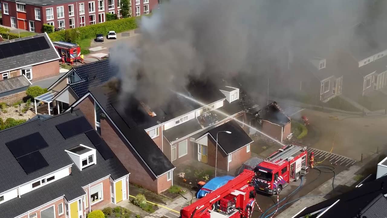 Video | Rookwolken slaan uit woonblok bij grote brand in Scheemda