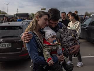 Grote colonne evacués uit verwoest Mariupol komt aan in Zaporizhzhia