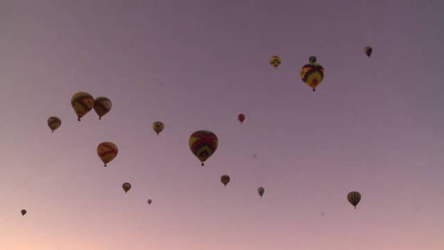 Honderden ballonnen de lucht in tijdens enorm festival in VS