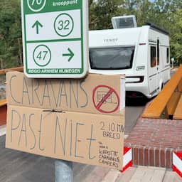 Video | Wéér raak op nieuwe brug Molenhoek met klemgereden caravan