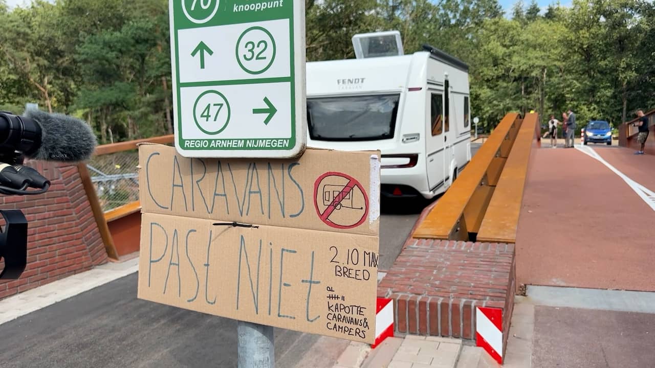 Wéér raak op nieuwe brug Molenhoek met klemgereden caravan