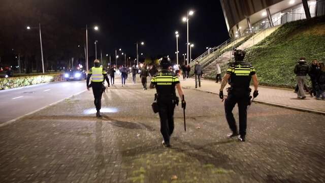 Jongeren rennen weg voor agenten met wapenstokken bij kermis Apeldoorn