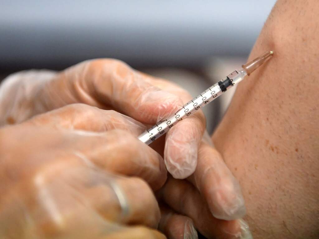 Iemand wordt gevaccineerd tegen mpox