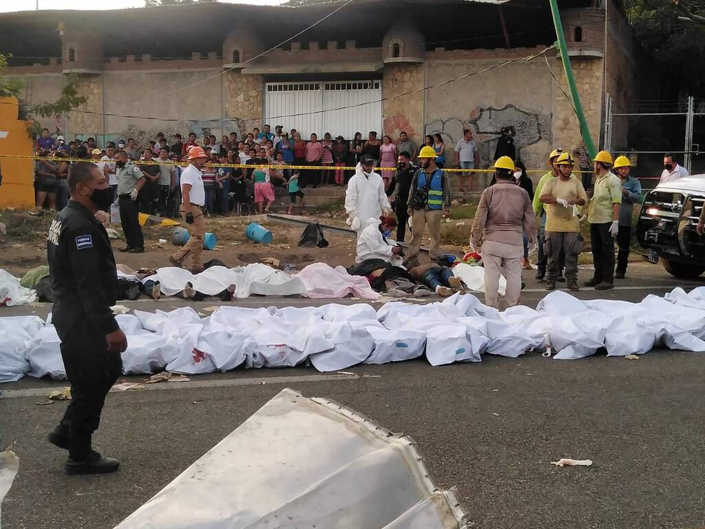 Tientallen doden doordat vrachtwagen met migranten kantelt in Mexico