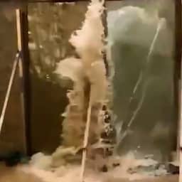 Video | Water verbrijzelt glazen deuren van hotel tijdens tyfoon in Hongkong