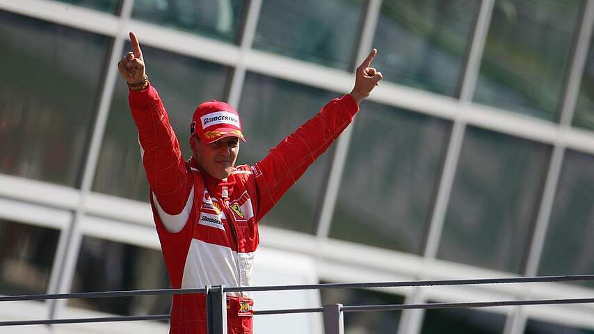 Foto bij Michael Schumacher 30 jaar na eerste zege geëerd op Monza: 'Mooi van Ferrari'