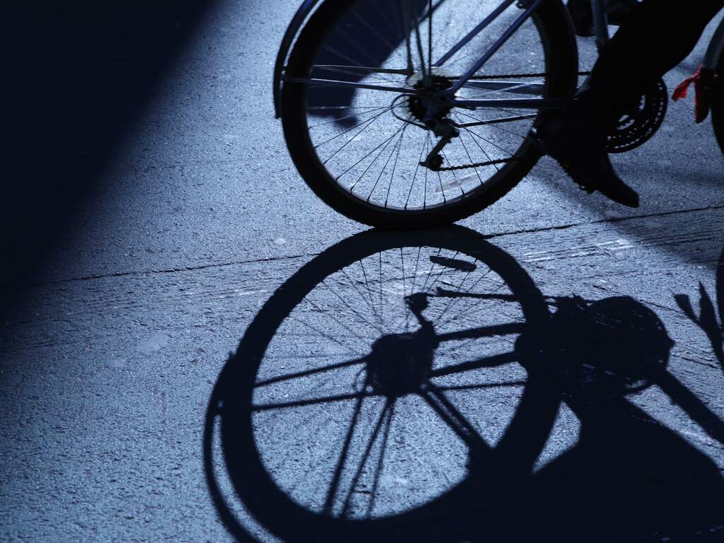 Man in Utrecht trekt 's nachts mensen van fiets, politie deelt foto's in zoektocht