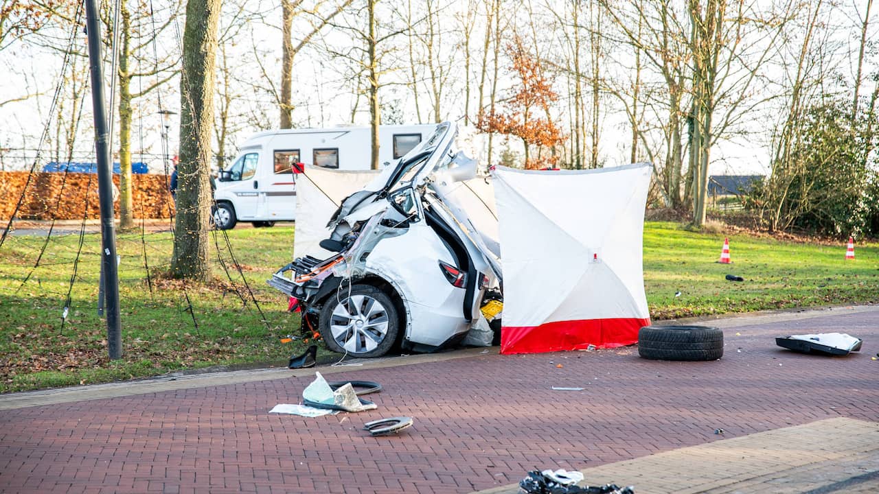 Tesla doormidden bij ongeval in Diever, inzittende ernstig gewond