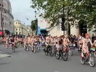 Honderden mensen fietsen naakt door Londen