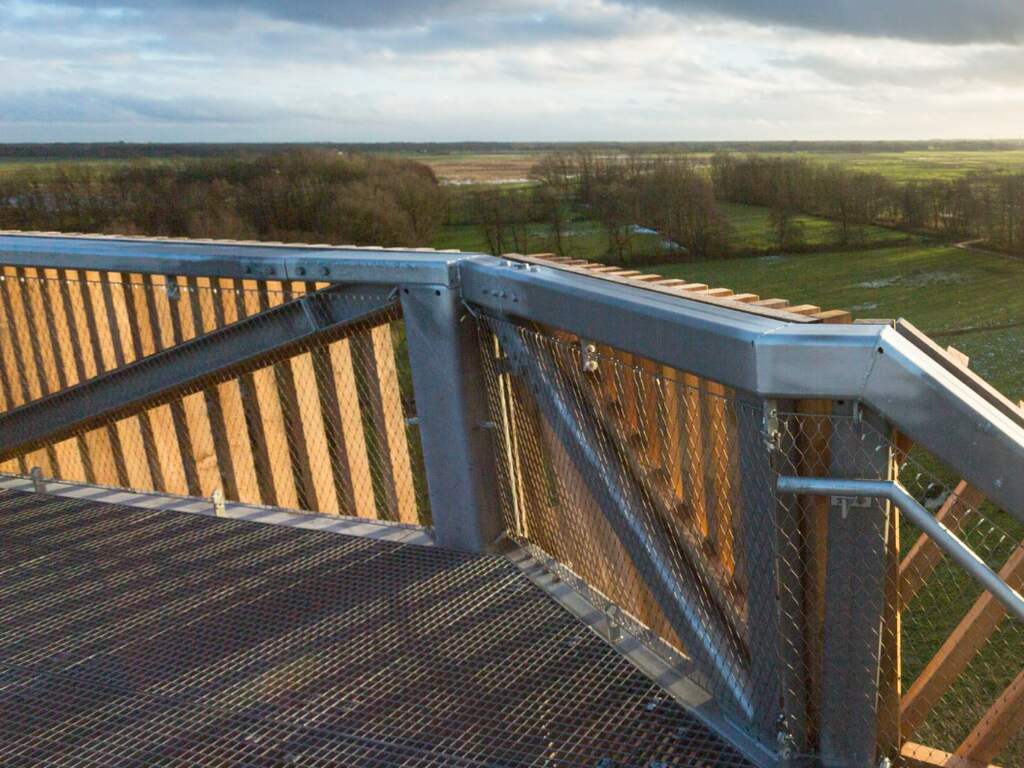 Levensgevaarlijke situatie door losgemaakte vloerplaten uitkijktoren De Onlanden