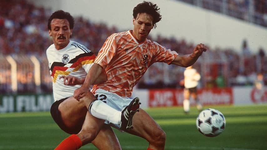 Het nu immens populaire EK-shirt van Oranje werd in 1988 verafschuwd | EK  voetbal | NU.nl