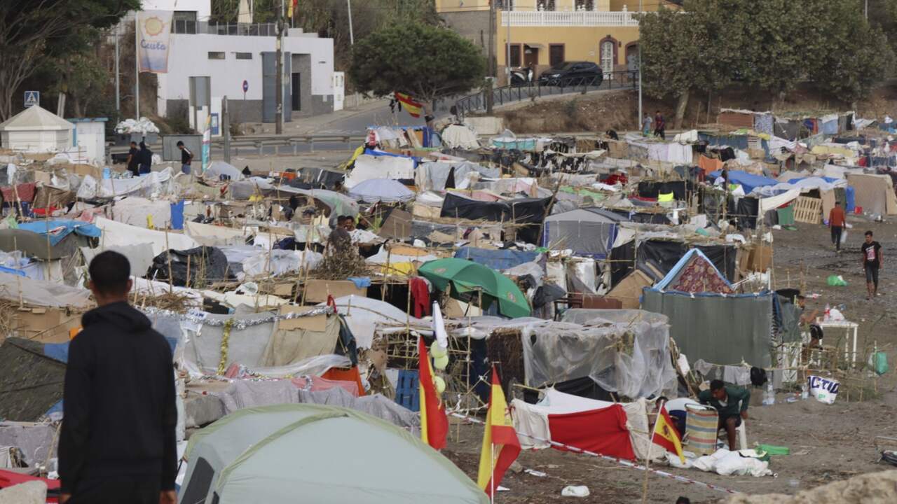 Foto bij Spanje identificeert 2.000 minderjarige migranten in Ceuta die snel terug moeten