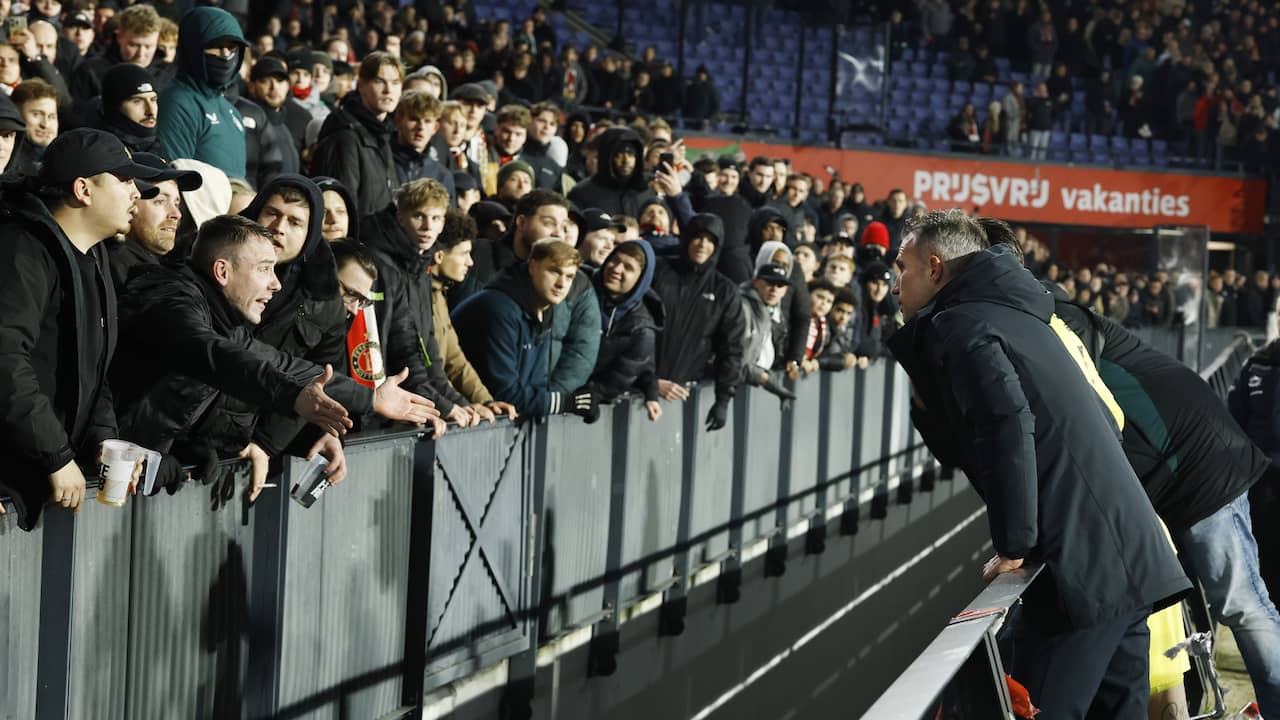 Teruglezen | Van Persie praat met boze fans in De Kuip na nieuwe dreun