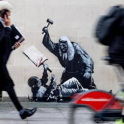 Nieuw kunstwerk Banksy toont rechter die demonstrant met hamer slaat