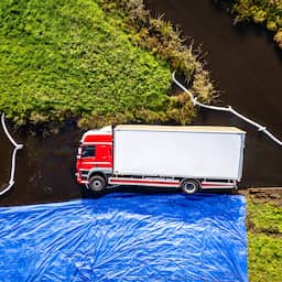 Leerling-vrachtwagenchauffeur die onwel werd en van de weg raakte is overleden