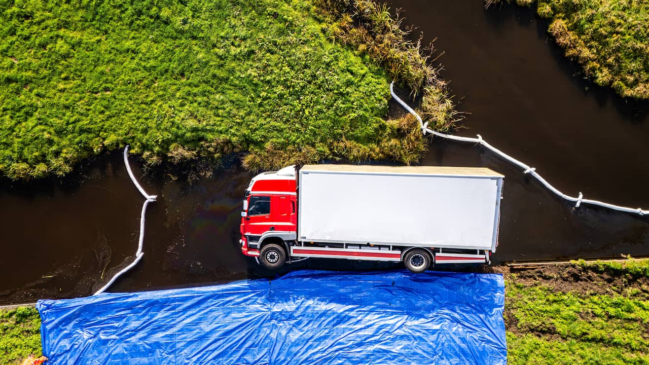 Leerling wordt onwel tijdens rijles waardoor vrachtwagen in het water belandt