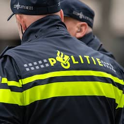Politie ontdekt 12 mensen in laadruimte 'bloedhete' vrachtwagen bij Vlaardingen