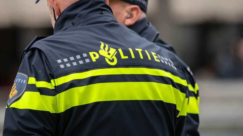 Politie ontdekt 12 mensen in laadruimte 'bloedhete' vrachtwagen bij Vlaardingen