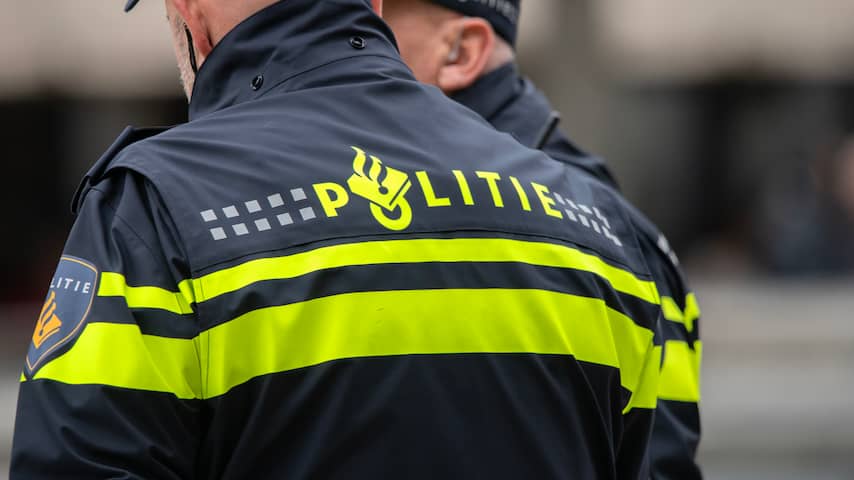 Vrouw beroofd terwijl ze na val bewusteloos op de grond ligt in Amsterdam