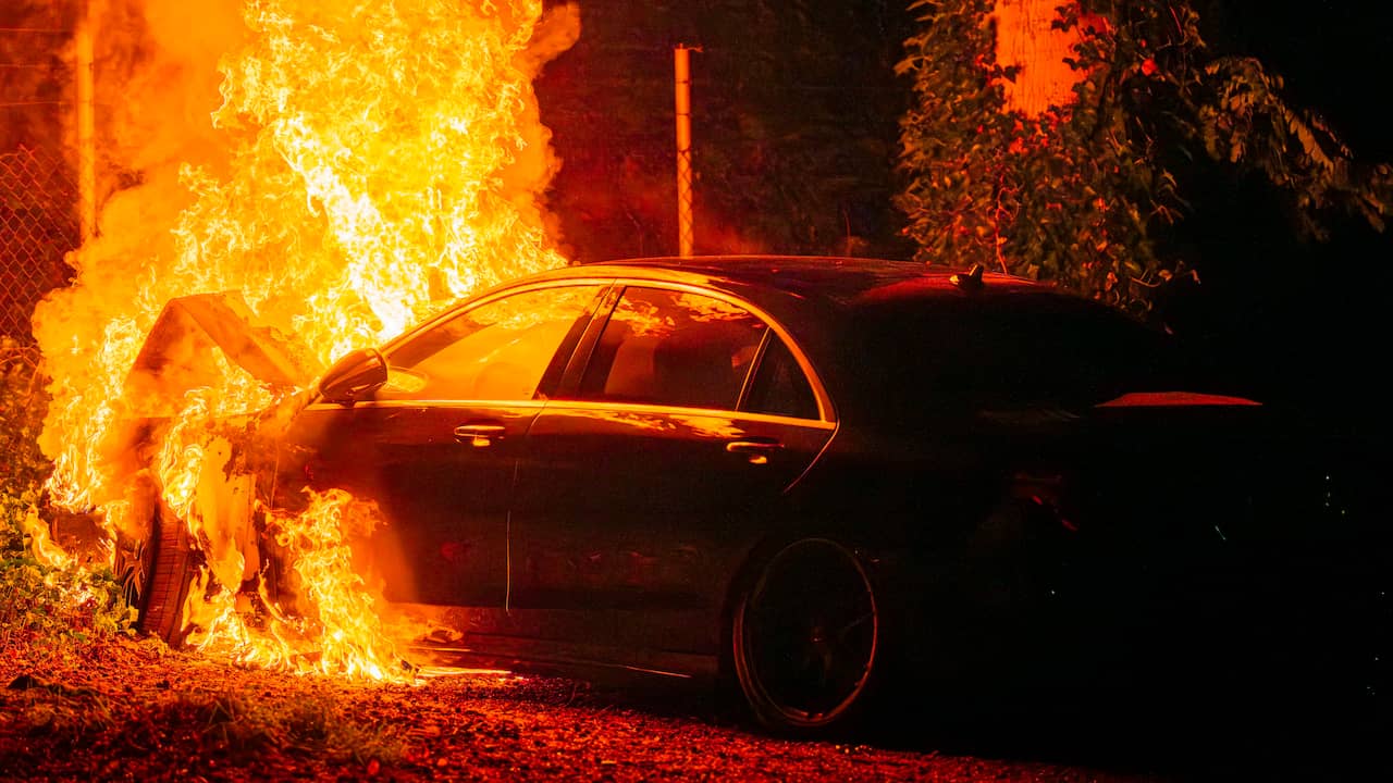 Video | Opnieuw peperdure Mercedes in brand in Rozendaal