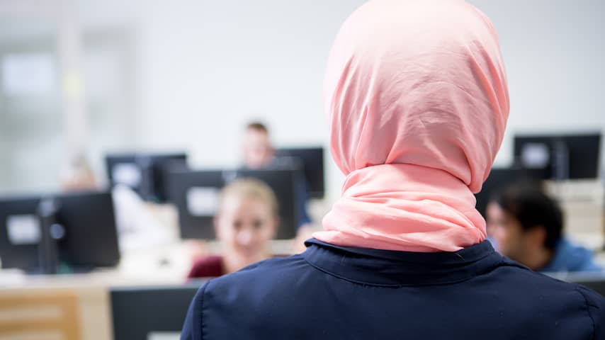 Belgische leerkracht ontslagen wegens dragen van hoofddoek