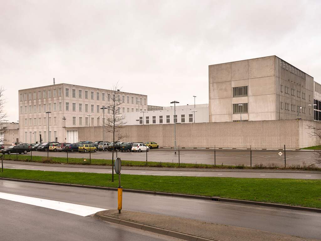 Beveiliger gevangenis Alphen aan den Rijn ontslagen om relatie met gevangene