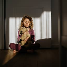 Meisje (6) in kunstmatige coma na langdurige en extreme mishandeling in Groningen