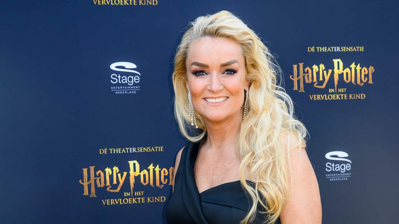 Samantha Steenwijk slaapt op bankje op het vliegveld