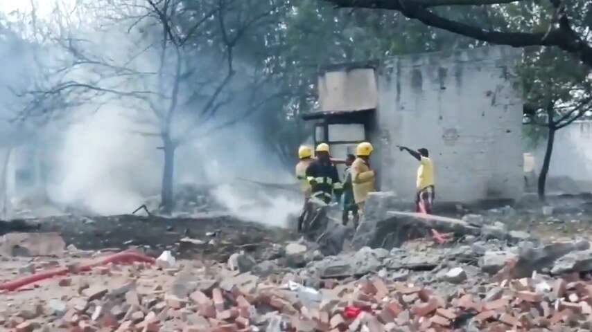 Rook en knetterend geluid na explosies in Indiase vuurwerkfabriek
