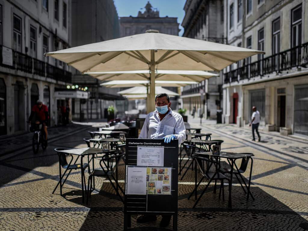 Portugal heropent terrassen en musea na coronagolf die de zorg verlamde