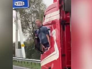 Chauffeur ontslagen omdat hij 'masturberend' uit raam van rijdende truck hing