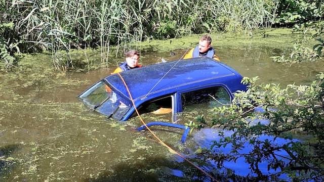 Auto tot het dak onder water in sloot in Wateringen