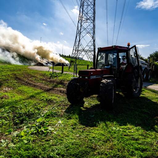 Illustratie bij: Opgepakte boeren voor brand langs A2 vrij, minister Karremans doet aangifte