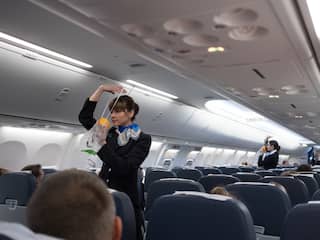 Stewardess aan je bed: zorg als uitkomst voor ontslagen luchtvaartpersoneel