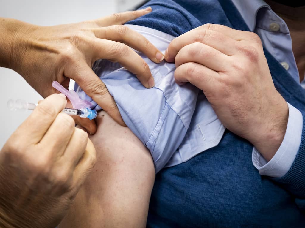 RIVM en CBS stellen dat coronaprikken niet tot grotere sterftekans leiden