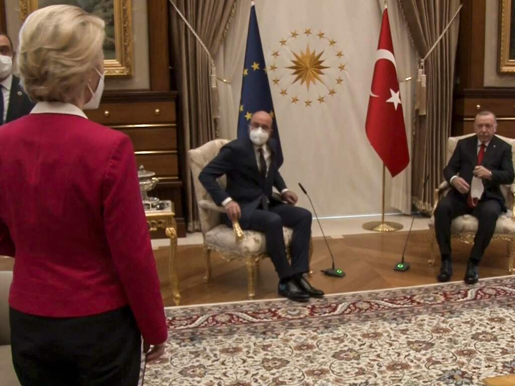 Turkije en EU wijzen naar elkaar voor vernederende ontvangst Von der Leyen