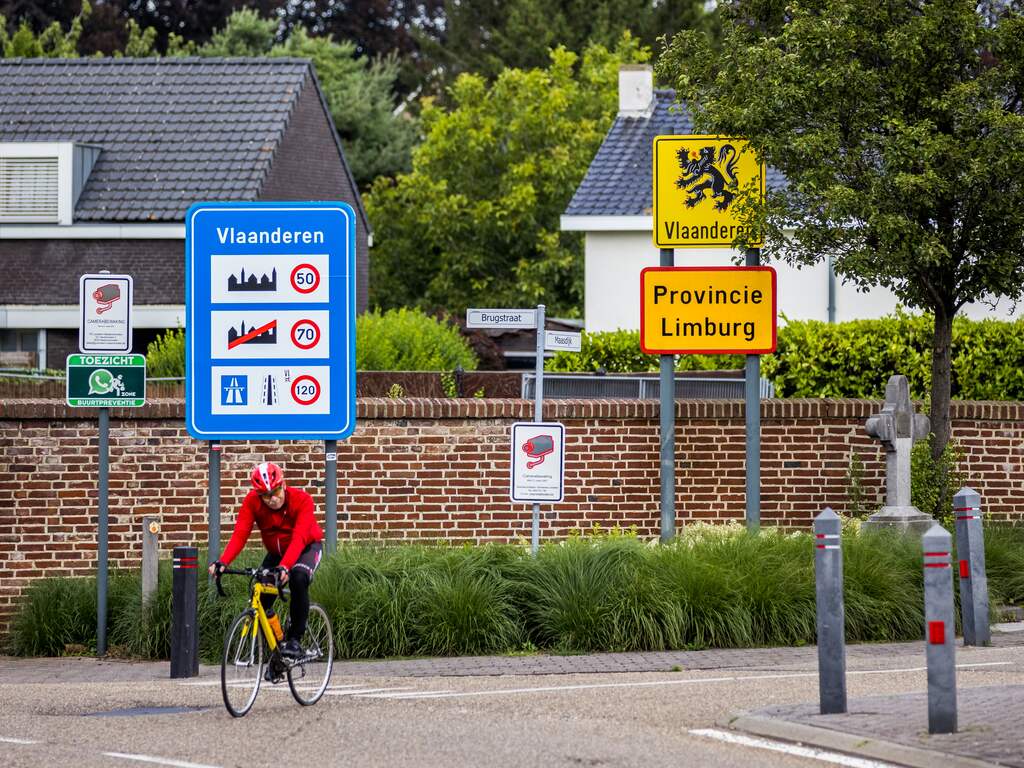 Een grensovergang met België. Reizigers die vanuit België en Duitsland terug naar Nederland reizen kunnen steekproefsgewijs gecontroleerd worden op hun coronabewijs. Wie tijdens een controle geen coronabewijs bij zich heeft, riskeert een boete van 95 euro.