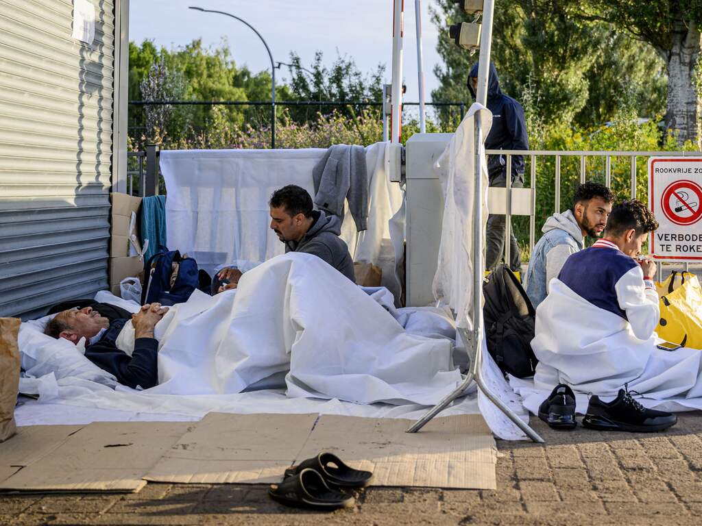 Zo'n 300 mensen sliepen vannacht buiten bij asielzoekerscentrum Ter Apel