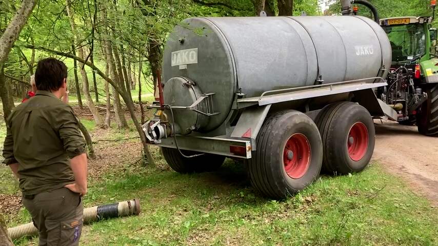 Bekijk hoe Natuurmonumenten drooggevallen poelen vult met water