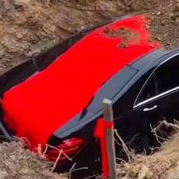 Video | Chinezen filmen hoe zakenman zich in dure Mercedes laat begraven