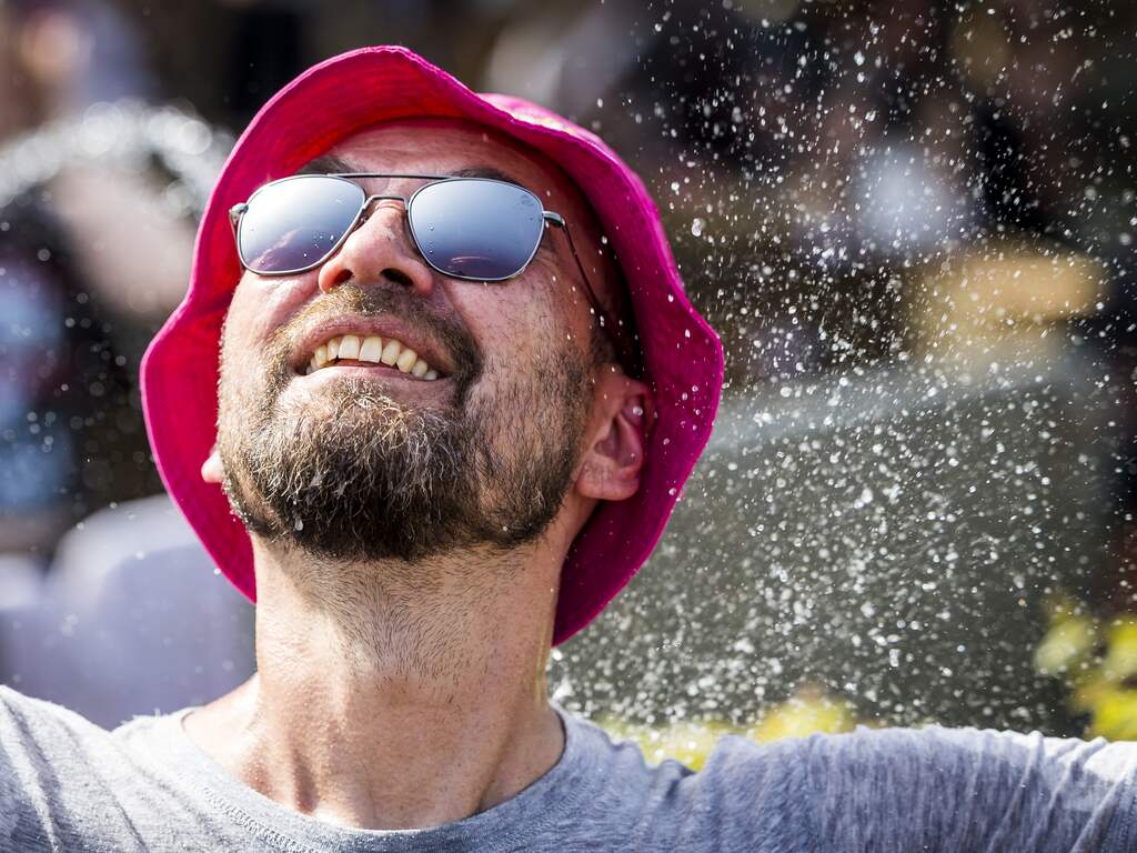 Nederland viert de zomer met volle stranden en festivals