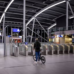 In beeld | Lege stations, nauwelijks drukkere spits: zo verloopt de ov-staking