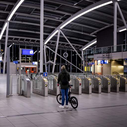 Illustratie bij: In beeld | Lege stations, nauwelijks drukkere spits: zo verloopt de ov-staking
