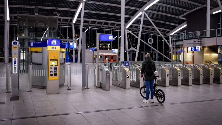 Foto bij In beeld | Lege stations, nauwelijks drukkere spits: zo verloopt de ov-staking