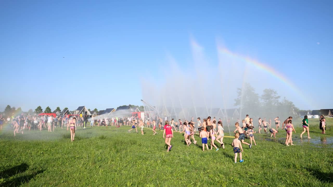 Video | Brandweer in Wolvega tovert grasveld om tot waterparadijs