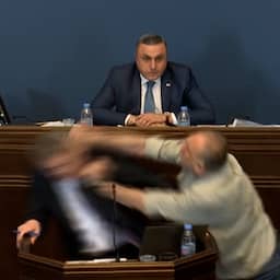 Video | Georgisch parlementslid krijgt stomp in gezicht tijdens debat