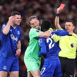 Bizar moment in Premier League: speler krijgt rood omdat hij teamgenoot slaat