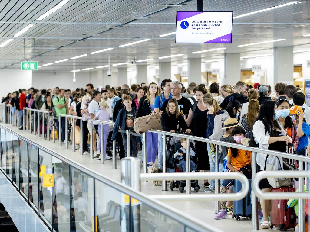 Duizenden koffers achtergebleven op Schiphol door storing